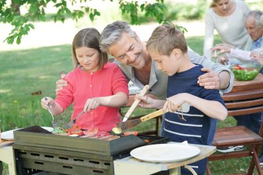 Babası çocuklarla Barbekü hazırlanıyor