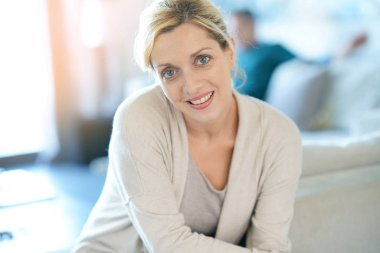  gülümseyen orta yaşlı sarışın kadın                          