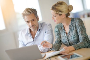 İş ekibi birlikte çalışıyor.