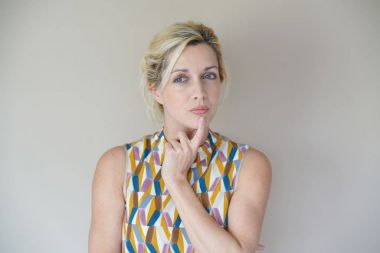 sarışın bir kadın kılığında 