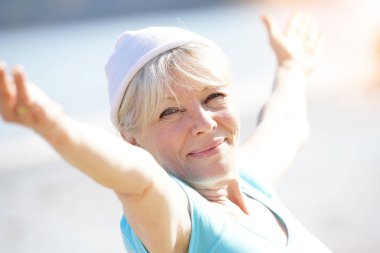  Yoga exercices yapıyor kadın 