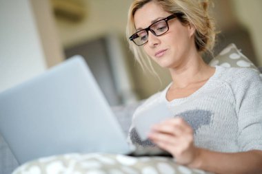 kadın evde internet üzerinden satın alma