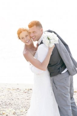Mutlu gelin ve damat sahilde 