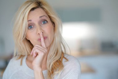 Dudaklar üzerinde parmak kadınla 