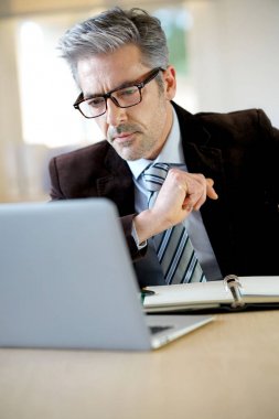 Ofiste çalışan avukat 