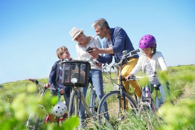 Smartphone kullanarak aile