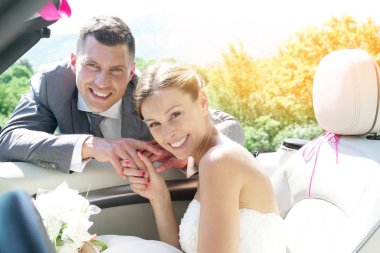 Arabaya girmek için önde gelen gelin damat