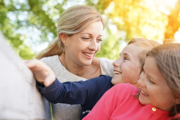 Madre con bambini che si divertono — Foto Stock