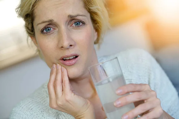 Vrouw nemen van tylenol te verlichten van kiespijn — Stockfoto