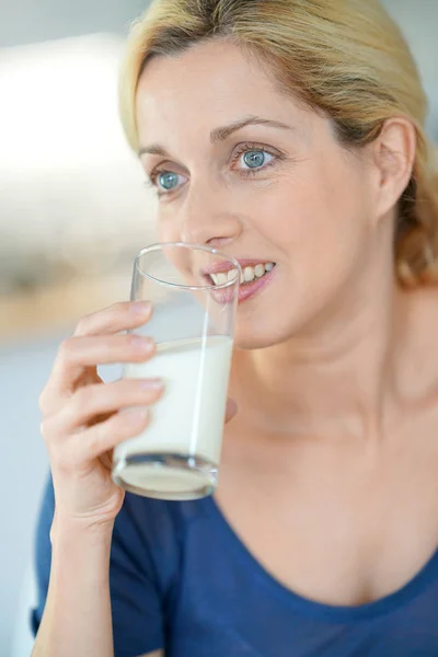 Frau trinkt Milch aus Glas — Stockfoto