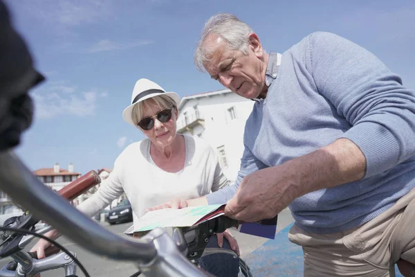 Pasangan senior bersenang-senang naik sepeda — Stok Foto