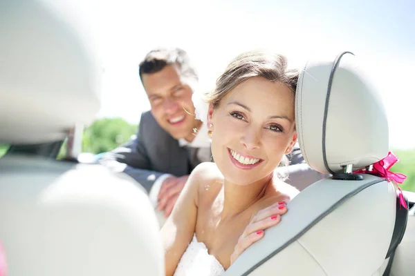 Noiva sentada em carro conversível — Fotografia de Stock