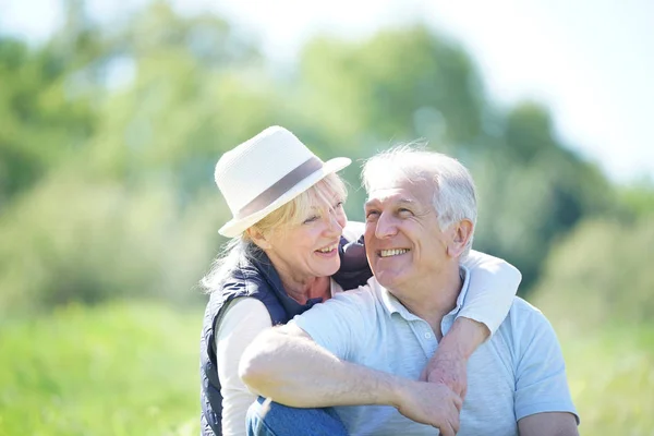 Couple relaxing in countryside — Stock Photo, Image