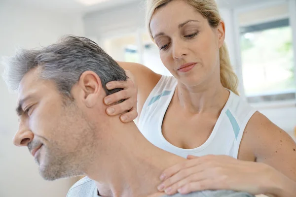 Fizyoterapist bu masaj hasta — Stok fotoğraf