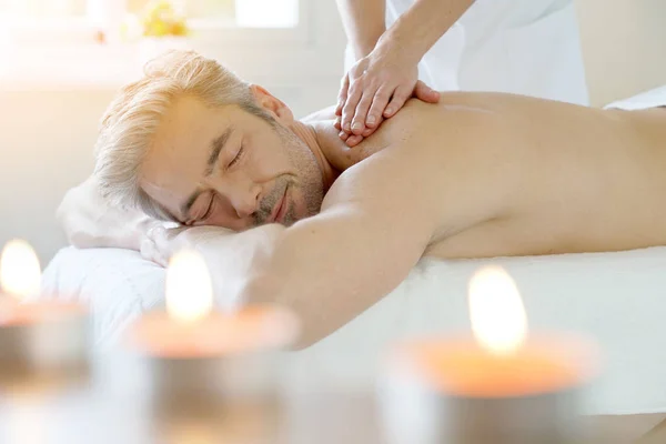 Mann entspannt sich bei Massage — Stockfoto