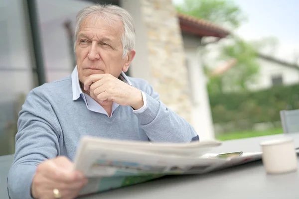 Anziano uomo lettura giornale — Foto Stock