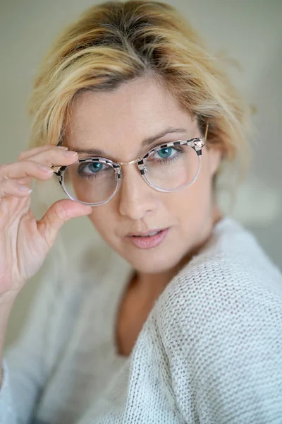 Blonde vrouw met bril — Stockfoto