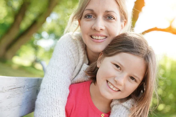 Mãe e filha sentadas — Fotografia de Stock