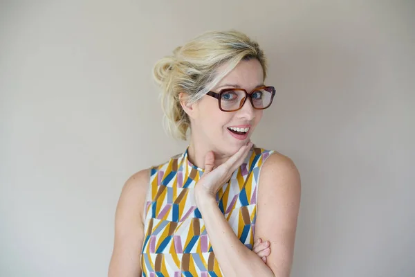 Femme blonde avec des lunettes — Photo