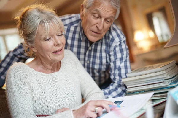 Senior paar zit aan Bureau — Stockfoto