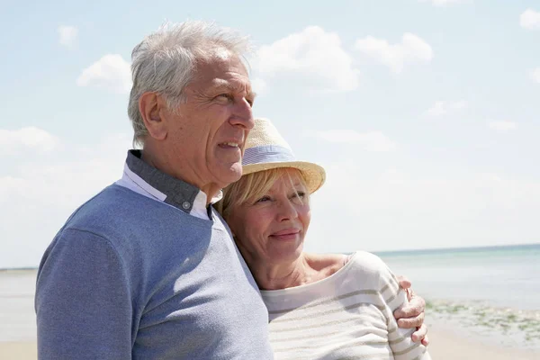 Äldre par njuter av promenader dag — Stockfoto