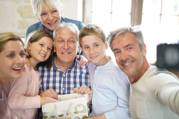 Famiglia che festeggia il compleanno del nonno — Foto Stock