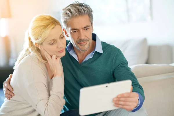 Couple at home websurfin — Stock Photo, Image