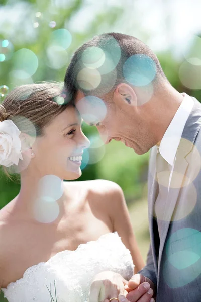 Menyasszony és a vőlegény nézett a szeme — Stock Fotó