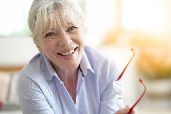 Seniorin mit roter Brille — Stockfoto