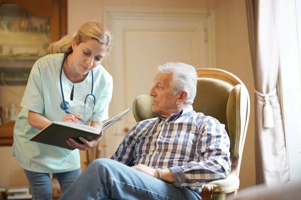 Pielęgniarka sprawdzanie starszy człowiek — Zdjęcie stockowe