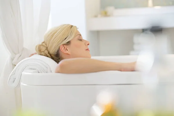 Mulher relaxante na banheira — Fotografia de Stock