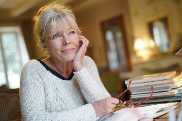 Kvinnan skriver i boken — Stockfoto