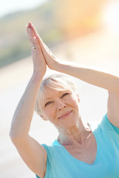 Frau macht Yoga-Übungen — Stockfoto