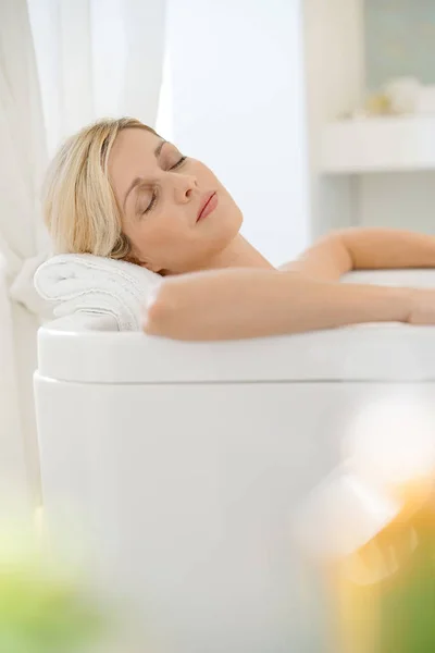 Mujer relajante en la bañera — Foto de Stock