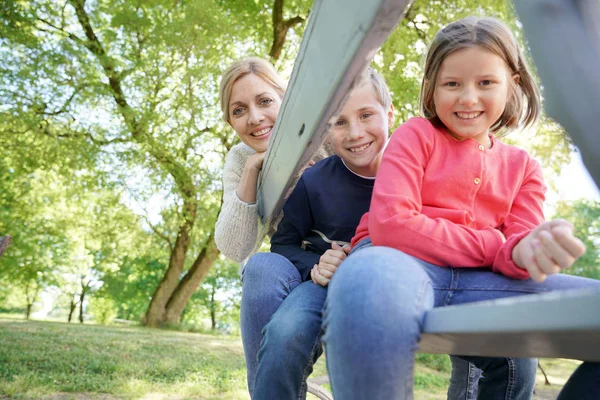 Madre con bambini che si divertono — Foto Stock