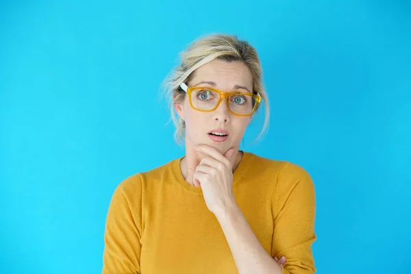 Gözlük sarışın kadınla — Stok fotoğraf