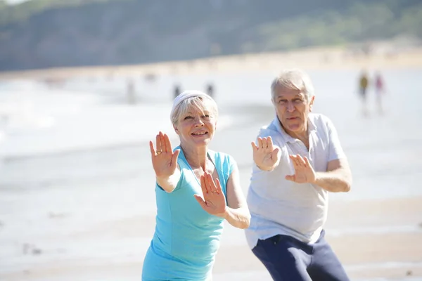 Äldre par gör stretching öva — Stockfoto
