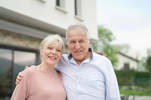 Pasangan Senior Memeluk — Stok Foto