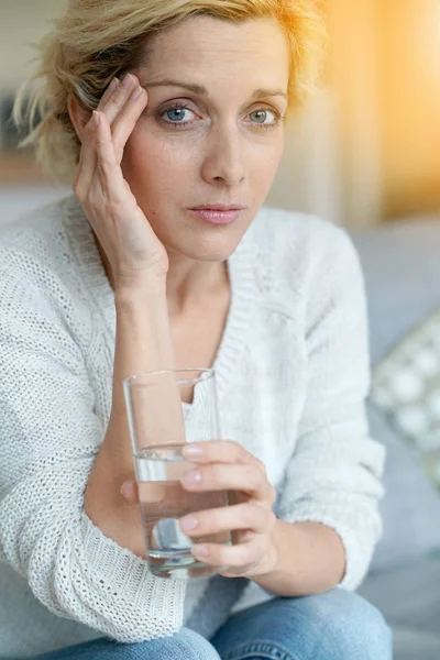 Femme à la maison prenant la pilule — Photo