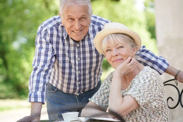 Relaksujący Senior para w domu — Zdjęcie stockowe