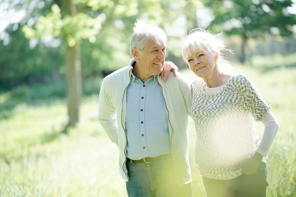 Charmant couple de personnes âgées marche — Photo