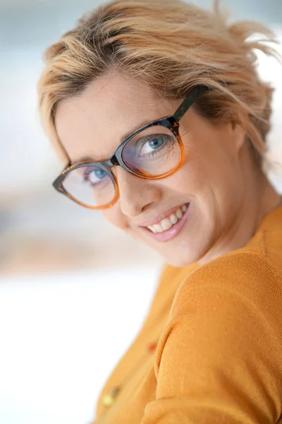 Donna di mezza età che indossa occhiali da vista — Foto Stock