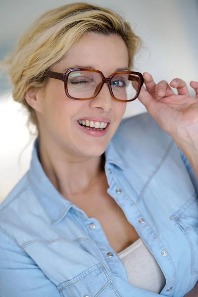 Orta yaşlı kadın gözlük takıyor — Stok fotoğraf