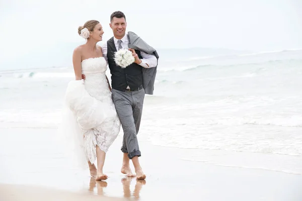 Наречений і наречений йдуть пішки — стокове фото