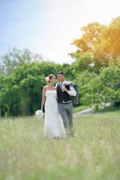 Novia y novio caminando — Foto de Stock