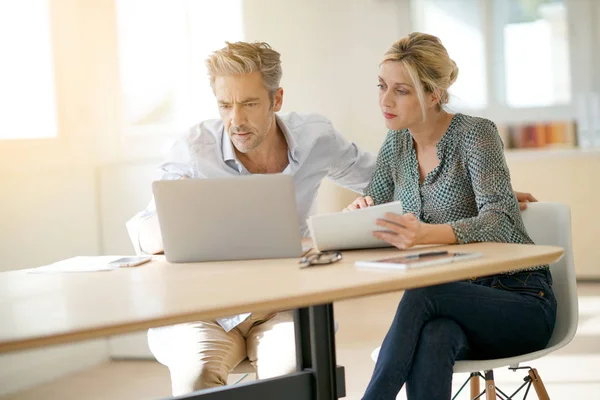 Geschäftsteam arbeitet zusammen — Stockfoto