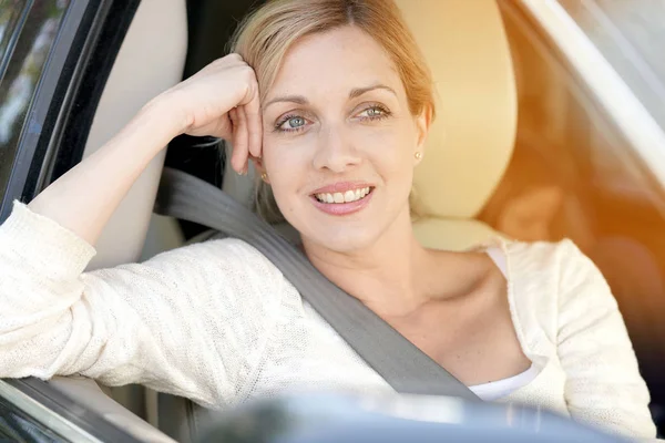 Kobieta relaksujący w fotelu pasażera samochodu — Zdjęcie stockowe