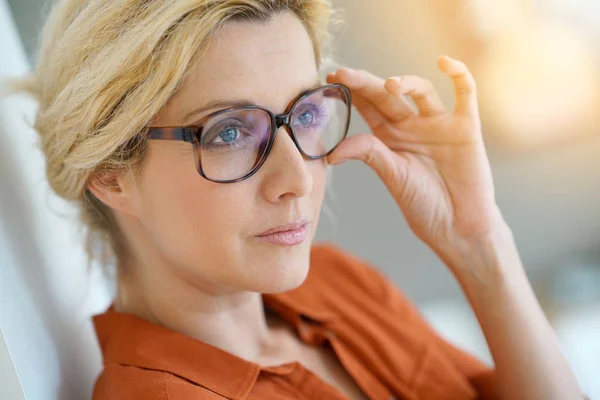 Mujer rubia con gafas graduadas —  Fotos de Stock