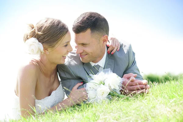 Joyeux marié et mariée relaxant — Photo