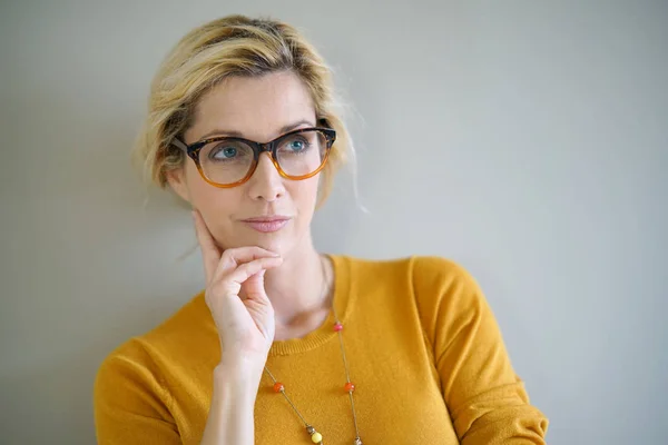 Femme blonde avec des lunettes — Photo